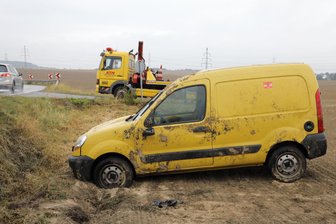 Transporter überschlägt sich auf Feld -