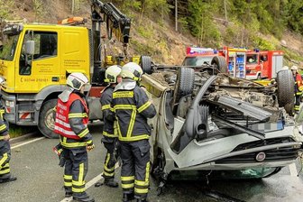 Transporter überschlägt sich zwischen Jägersgrün und Hammerbrücke - Wegen eines Unfalls war am früher Mittwochnachmittag die StraßeJägersgrün-Hammerbrücke zeitweise voll gesperrt.