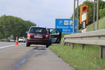 Transporter verliert Ersatzrad auf A4 - zwei Autos beschädigt -