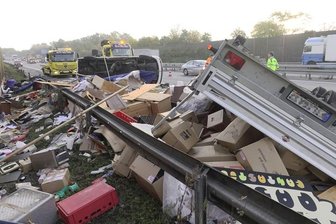 Transporter verunglückt: Umzugsgut verteilt sich auf A4 -