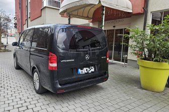 Transporter von jüdischem Künstler in Plauener Innenstadt zerkratzt: Staatsschutz ist eingeschaltet - Dieser schwarze Transporter wurde in der Nacht zu Donnerstag in Plauen beschädigt. Es gehört zur Crew des jüdischen Künstlers Giora Feidmann.