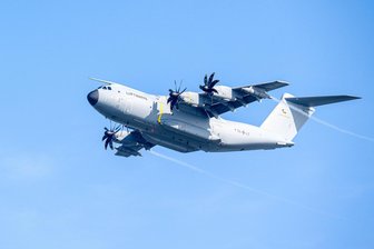 Transportflugzeug der Bundeswehr überfliegt Erzgebirge in geringer Höhe: Das war der Grund - Ein Airbus A400M umflog am Donnerstag den Truppenübungsplatz bei Gelobtland.