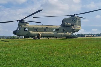 Transporthubschrauber des US-Militärs muss in Zwickau landen: Das war der Grund für den Stopp - Der Transporthubschrauber vom Typ "Chinook" stand am Mittwoch auf dem Flugplatz in Zwickau.