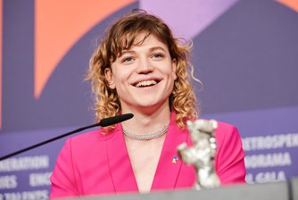 Treffer gleich beim Debüt: Die Jury der Berlinale 2023 erkannte Thea Ehre für ihre Rolle als Nebendarstellerin im Film "Bis ans Ende der Nacht" einen Silbernen Bären zu.