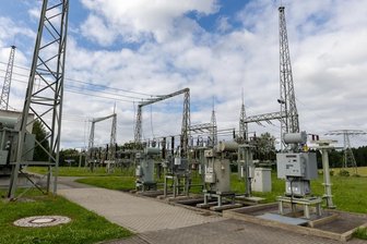 Trasse nach Droßdorf: Versorger mit neuem Plan für Netzausbau - Das Umspannwerk in Falkenstein: Zwischen hier und dem Umspannwerk Droßdorf soll nun die neue Trassenführung verlaufen. Wie genau, will Mitnetz diesmal breit abstützen. 