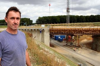 Trassenbau bremst Gartenbaubetrieb aus - Jens Nickerl sieht die Baufortschritte an der Brücke über die Mitteltrasse mit Erleichterung. Sein Firmengelände war abgeschnitten.