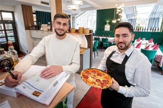 Trattoria „Il Fiume“: Olbernhauer von neuer Gaststätte in Innenstadt begeistert - Arlind Bejtulai und Erduan Bajrami (v. l.) freuen sich über den erfolgreichen Start ihrer Trattoria.