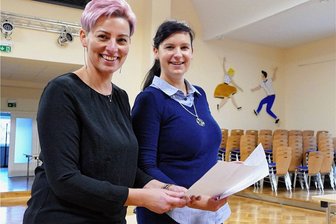 Trau dich: Premiere der Hochzeitsmesse in Leubsdorf eröffnet - Kathrin Ardelt (l.) und Carina Schädlich gehören zu den Organisatorinnen der Hochzeitsmesse in Leubsdorf. 