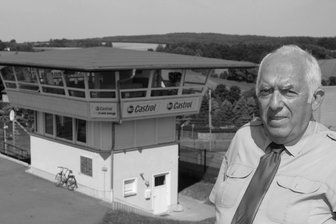 Trauer am Sachsenring – langjähriger Rennleiter gestorben - Christian Haubold mit seiner alten Wirkungsstätte, dem historischen Start- und Zielturm am Sachsenring.