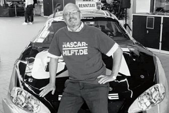 Trauer bei "Nascar hilft": Teammitglied verliert Kampf gegen den Krebs - Das Jubiläumsjahr endet in tiefer Trauer. Jens Grohmann hat den Kampf gegen den Krebs verloren. Das Crewmitglied starb im Alter von 51 Jahren und hinterlässt Frau und zwei Kinder. "Sein Name wird immer den Rennwagen zieren", betont Jan Wätzig.