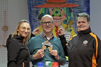 Trauer bei „Pflasterköppen“ in Meerane: Wie der erste Straßenfasching ohne eine Frohnatur gemeistert und was zur Herzensangelegenheit wird - Die Vorstandsmitglieder Tina Wellner (links) und Birgit Prüstel übergeben Sören Uhde vom Elternhilfe-Verein neben der Spende auch einen Orden der „Pflasterköppe“.