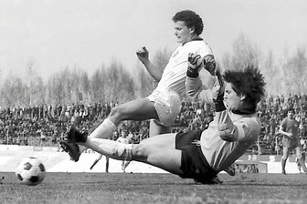 Trauer beim FSV Zwickau: Ehemaliger Oberliga-Torhüter der BSG Sachsenring verstorben - Voller Einsatz für die BSG Sachsenring Zwickau: Das Archivfoto aus dem April 1983 zeigt Torwart Thomas Alscher im Oberliga-Heimspiel gegen Union Berlin bei einer gemeinsamen Rettungsaktion mit Verteidiger Marcel Babik.