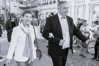 Trauer in Annaberg-Buchholz um Film-Prinzessin - Christel Bodenstein, hier an der Seite von Oberbürgermeister Rolf Schmidt 2017 in Annaberg-Buchholz, ist im Alter von 86 Jahren gestorben.