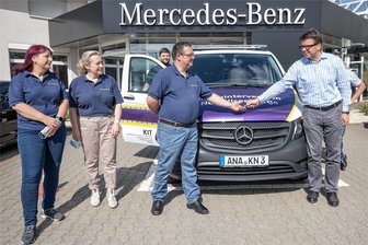 Trauer: Kriseninterventionsteam aus dem Erzgebirge lädt zum Blaulichtgottesdienst ein - 2020 wurde der Autoschlüssel an KIT-Chef Matthias Bittersmann (2. v. r.) mit Abstand übergeben. Foto: Ronny Küttner/Archiv