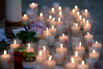 Trauer nach Busunglück – "Es ist ein Gemeinde-Schock" - In der Kirche St. Nikolaus in Haimhausen wurden zahlreiche Kerzen angezündet.
