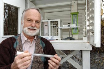 Trauer um Dr. Jürgen Schlick: Auf vielen Gebieten für Oelsnitz im Einsatz - Dr. Jürgen Schlick an seiner Hobby-Wetterwarte am Oelsnitzer Jahnteich beim Ablesen des Maximumthermometers.