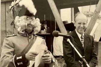 Trauer um Heinrich Auerswald: Ehemaliger Bürgermeister der Klosterstadt Grünhain gestorben - Heinrich Auerswald (r.) 1995 bei der ersten Spiegelwaldkirmes am Turm mit Namensgeber „König Albert“.