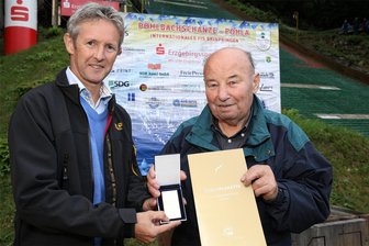 Trauer um Herbert Neudert: Entdecker von Jens Weißflog verstorben - Skisprung-Trainerlegende Herbert Neudert wurde 2016 in Pöhla mit der Ehrenplakette des Landessportbundes Sachsen in Gold ausgezeichnet. Zu den Gratulanten gehörte auch sein berühmtester Schützling Jens Weißflog.
