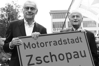 Trauer um Jörgen Skafte Rasmussen: Enkel von DKW-Begründer und Ehrenbürger von Zschopau gestorben - Jörgen Skafte Rasmussen (links) und der inzwischen auch verstorbene Ex-VW-Chef Carl Horst Hahn kamen 2021 in Zschopau zusammen, als die Stadt den Titel Motorradstadt verliehen bekam.