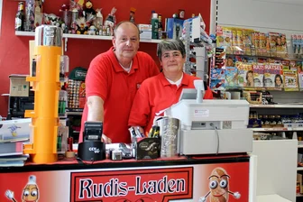 Trauer um Lebensmittelhändler „Rudi“ im Erzgebirge: Laden steht vor dem Aus - Manuela und Peter Rudolph betrieben seit 2011 „Rudis Laden“ in der Annaberger Innenstadt. Das Foto entstand 2020. Doch nun ist „Rudi“ im Alter von nur 59 Jahren gestorben.