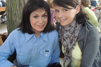 Trauer um Marie Versini: Nscho-tschi war die Rolle ihres Lebens - Marie Versini mit der Lichtensteiner Bibliotheksleiterin Katrin Hisslinger bei einem Treffen in Bamberg.