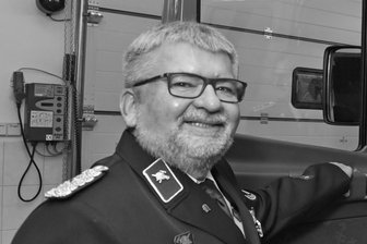 Trauer um Michael Bergt in Claußnitz: Feuerwehr-Korso für einen Herzensmensch - 25 Jahre lang war Michael Bergt Gemeinde- und Ortswehrleiter in Diethensdorf und Claußnitz. Im Januar ist er nach langer Krankheit verstorben. Die Trauer in der Gemeinde ist groß.