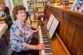 Trauer um Mundartautorin im Erzgebirge: Martina Gutzeit verstorben - Ein Bild, das 2017 aus Anlass des 80. Geburtstages von Martina Gutzeit entstand. Es zeigt sie am Flügel in ihrer Schönheider Wohnung.
