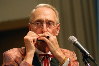 Trauer um Mundharmonika-Solist aus Klingenthal - Gerhard Plesch als Mundharmonika-Solist im Konzert des Akkordeonorchesters 2011.