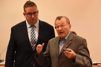 Trauer um Oelsnitzer Heimatforscher - Für eine Sache, von der er überzeugt war, konnte Werner Hernla energisch streiten - hier 2019 bei der Auszeichnung mit dem Goldenen Sperk der Stadt Oelsnitz mit Oberbürgermeister Mario Horn (CDU, links).