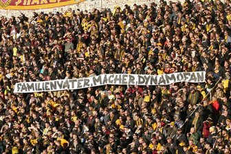 Trauer um René V.: Überwältigende Spendenbereitschaft und Gedenken im Stadion von Dynamo Dresden - Im Dresdner Stadion haben die Dynamo-Fans an den Harthaer René V. erinnert, der am Silvesterabend durch eine Kugelbombe getötet worden war. René V. war selbst Fan von Dynamo Dresden.