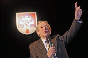 Trauer um Siegfried Jordan: Das letzte Lied ist verklungen - Der in Meerane geborene Siegfried Jordan, hier bei seinem letzten Auftritt in Meerane, ist im Alter von 95 Jahren gestorben.