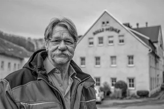 Trauer um Thomas Rolle: Chef der Rolle-Mühle und Träger der Sächsischen Verfassungsmedaille gestorben - Diese Aufnahme mit Dr. Thomas Rolle ist vor zwei Jahren vor der Mühle in Waldkirchen entstanden.