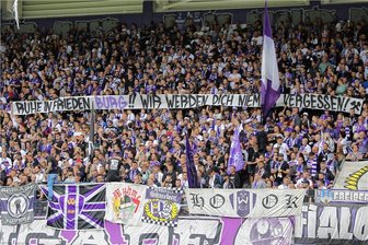 Trauer um Veilchen-Statistiker Burkhard Schulz, zerstörte Toiletten - So lief das Sachsenderby aus Sicht der Fans - Vor dem Spiel wurde an Burkhard Schulz - besser bekannt als Burg - erinnert.