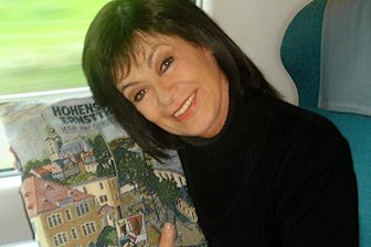 Trauer um "Winnetous Schwester" - Auf eine Zugfahrt 2007 hatte Marie Versini ein Schlummerkissen aus dem Hohensteiner Textil- und Rennsportmuseum mitgenommen.