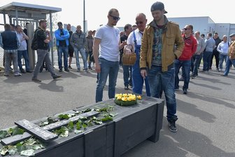 Trauer und Empörung: So lief der letzte Arbeitstag für Mahle-Mitarbeiter in Hilbersdorf - Mitarbeiter trugen ihren Betrieb in einem symbolischen Sarg zu Grabe.