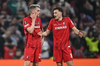 Trauer und Schmerz bei Schuster: Freiburgs Titeltraum platzt - Nichts zu machen für die Freiburger um Matthias Ginter (l) und Maximilian Eggestein.