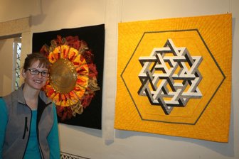 Trauerbewältigung: Vogtländerin fertigt kunstvolle Decken aus der Kleidung Verstorbener - Diana Baumann zeigt zwei ihrer kunstvollen Quilts.