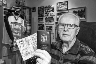 Trauerfeier für Eishockey-Legende Dieter Kratzsch in Crimmitschau: Sogar auf dem Friedhof wird Stadionmusik gespielt - Dieter Kratzsch hat Eishockey in Crimmitschau geprägt. Er ist im Alter von 84 Jahren gestorben. Das Foto entstand im Februar 2022.