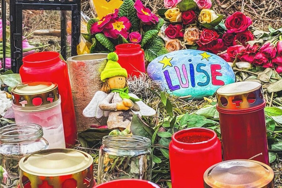 Trauerfeier für Luise aus Freudenberg: Wie geht man damit um, wenn Kinder Kinder töten? - In der Nähe des Fundortes der ermordeten Luise F. aus Freudenberg wurden Blumen, Kerzen und weitere Dinge zum Gedenken abgelegt. 