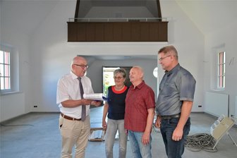 Trauerfeiern bald wieder möglich: Aussegnungshalle Friedrichsgrün fast fertig saniert - In der fast fertig sanierten Aussegnungshalle Friedrichsgrün fachsimpeln (v.l.) der Reinsdorfer Bürgermeister Steffen Ludwig, Regina und Klaus Roth sowie Ortsbauleiter Jörg Schwarz.