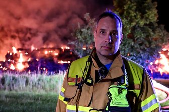 Trauerflor am Feuerwehrauto: Erlauer Gemeindewehrleiter verstorben - Jens Neubert, Gemeindewehrleiter der Feuerwehr Erlau, hier beim Einsatz im August 2025, ist verstorben.