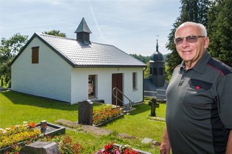 Trauerhalle auf dem Friedhof Heidersdorf umfassend saniert - Bürgermeister Andreas Börner schaut sich die sanierte Trauerhalle auf dem Heidersdorfer Friedhof an.