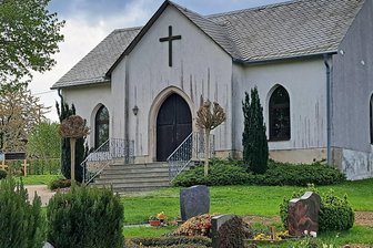 Trauerhalle in Gornau: Wird der marode Altbau bald ersetzt? - Die marode Trauerhalle auf dem Gornauer Friedhof.