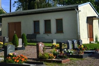 Trauerhalle in Seifersbach vor Erneuerung - Die Trauerhalle auf dem Friedhof in Seifersbach ist nach Ansicht der Rossauer Gemeinderäte in keinem guten Zustand mehr. 