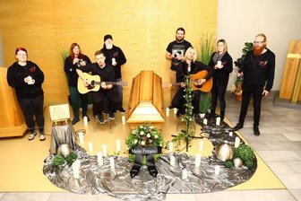 Trauerhalle wird zur Kulisse für Videodreh - Am Set waren mit dabei: Grit Hahn (Dekoration), Monique Stapff (Kamera), Tino Häubl (Gitarre), Sebastian Stehr (Kamera), Emilian Enew (Kamera), Manuel Freier (Gitarre/Gesang), Sarah Albert (Make-up) und Christian Brückner (Kamera/v.l.). 