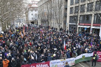 „Trauermarsch“ und Gegendemonstration in Dresden: Tausende auf den Straßen, Polizei im Großeinsatz - Gegendemonstranten stehen anlässlich einer geplanten Kundgebung der rechtsextremen Szene am Postplatz vor der Polizei. Grund ist ein ·Gedenkmarsch· zum 80. Jahrestag der Zerstörung Dresdens.
