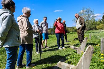 „Trauerspiel für Tourismusregion“: Warum man in Carlsfeld sauer auf die Landestalsperrenverwaltung ist - Carlsfelder sind schockiert über das, was an ihrer Talsperre passiert ist: Bänke wurden abgebaut, Infotafeln entfernt und Zugänge mit Reisigbarrieren blockiert.
