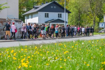 Trauertreff für Toten von Aue - Freunde und Bekannte des Toten von Aue haben sich am Sonntag zu einem Trauermarsch in der Stadt getroffen.