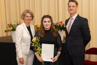 Traum-Abi im Erzgebirge: Beruflicher Neustart mit 27 - Freuen sich mit Annika Wenzel (M.) über ihre Traumnote: Schulleiterin Anja Richter und Klassenlehrer Thomas Selbig.