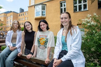 Traum-Abitur in Plauen: Diese vier jungen Frauen sind nicht aufzuhalten - Das Lessing-Gymnasium hat in diesem Schuljahr vier Top-Abiturientinnen - Lara Golde, Janina Fuchs, Valerie Modjesch und Mareen Keller (von links). Und wo sind die Jungs? „Da haben wir auch ganz schlaue“, sagen die Mädels.